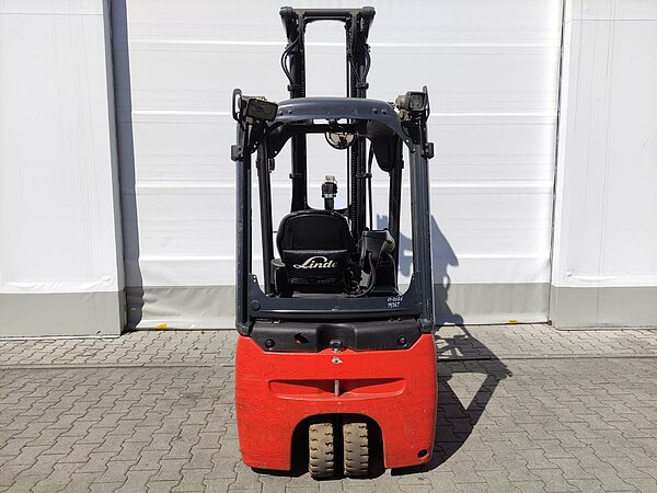  - Linde Elektro Elektro 3 Rad-Stapler E15-02 / 386 Triplex