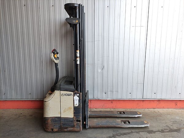 Crown Elektro Hochhubwagen ES 4000 1.6TT Triplex - Crown Elektro Hochhubwagen ES 4000 1.6TT Triplex