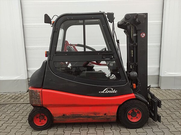  - Linde Elektro Elektro 4 Rad-Stapler E25/03-336 Triplex