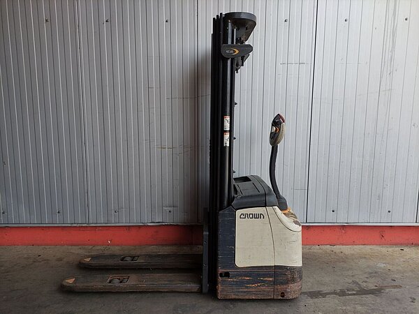 Elektro Hochhubwagen ES 4000 1.6TT Triplex - Crown Elektro Hochhubwagen ES 4000 1.6TT Triplex