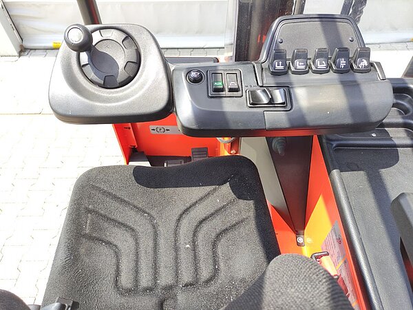  - Toyota Elektro Vierwege Schubmaststapler FRE270 (Vulkollan NEU) Triplex