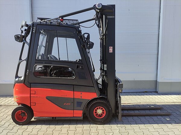  - Linde Elektro Elektro 4 Rad-Stapler E25-01/387 Triplex