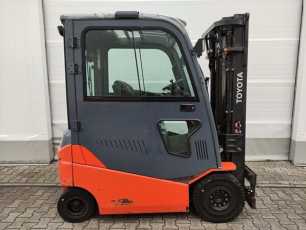 Toyota Elektro Elektro 4 Rad-Stapler 8FBMKT25 Triplex - Toyota Elektro Elektro 4 Rad-Stapler 8FBMKT25 Triplex