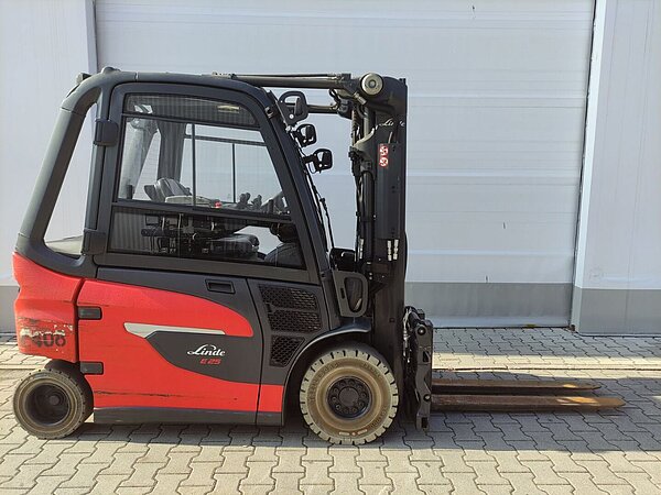  - Linde Elektro Elektro 4 Rad-Stapler E25-01/1252 Triplex