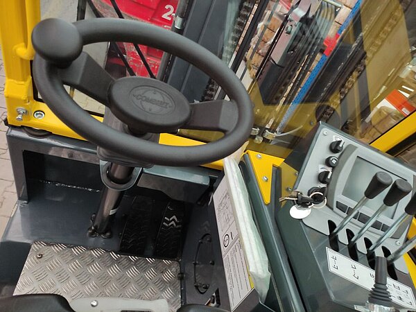 Combilift Elektro Vierwege Frontstapler CBE4000 Triplex - Combilift Elektro Vierwege Frontstapler CBE4000 Triplex