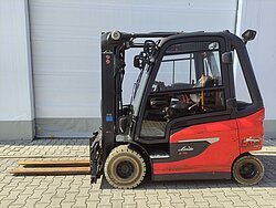  - Linde Elektro 4 Rad-Stapler E25-01/1252 Elektro Triplex