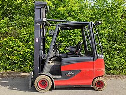  - Linde Elektro 4 Rad-Stapler E30HL-01/600-387 Elektro Triplex