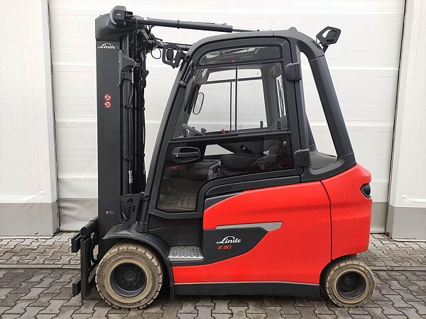  - Linde Elektro Elektro 4 Rad-Stapler E30HL-01/600 Triplex